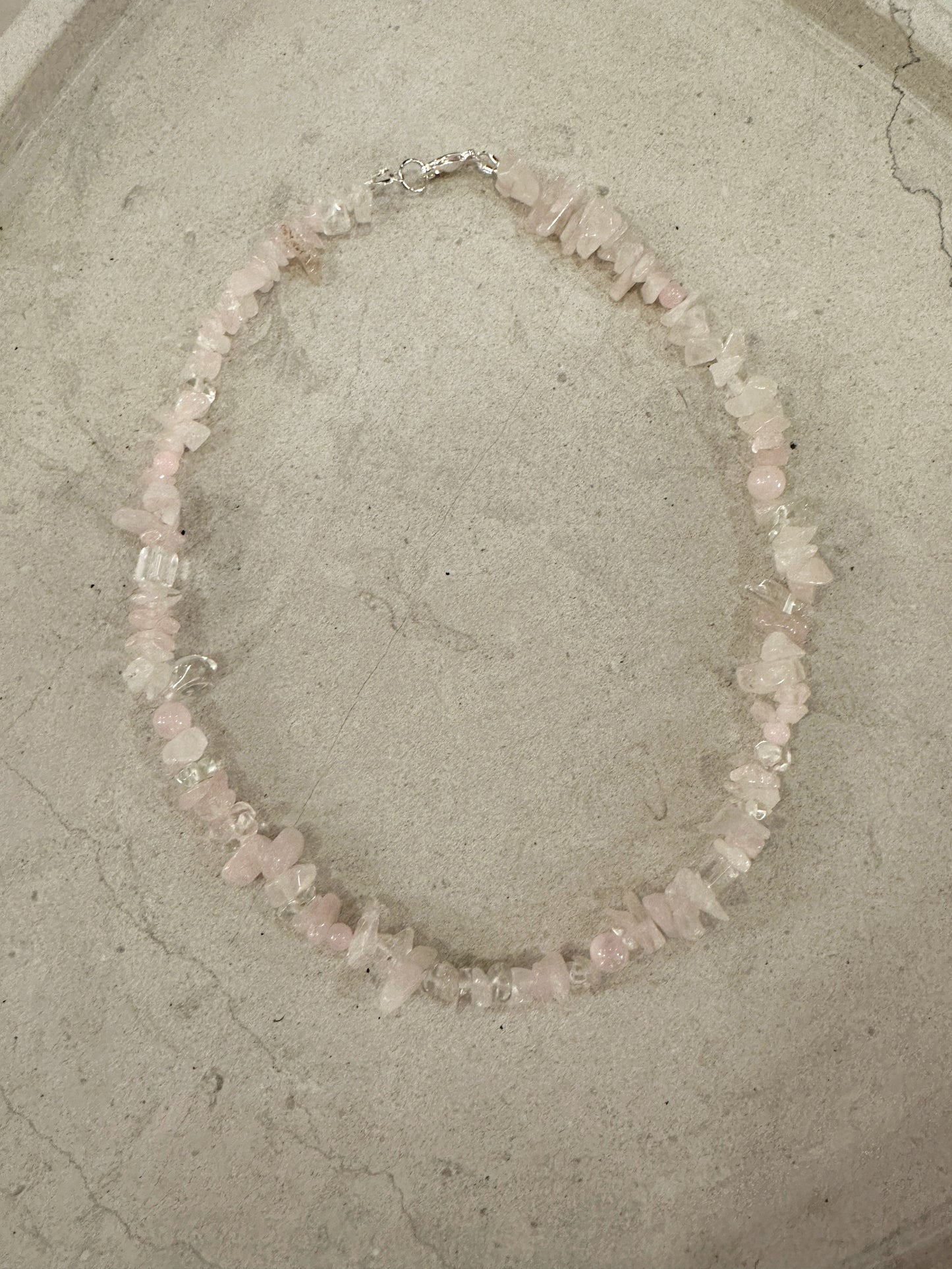 Halsband med rosa glaspärlor